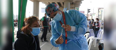 Decenas de personas acuden a vacunatorios para recibir dosis de refuerzo. El 25.9 % de la población objetivo en el Perú se aplicó la tercera dosis