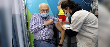 Primer país en aplicar la segunda dosis de refuerzo a inmunodeprimidos Panel de expertos israelí recomienda la cuarta dosis para todos los adultos