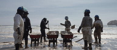 Carrera contrarreloj en playas de Perú para retirar crudo derramado. Cientos de brigadistas limpian el crudo del mar de Ventanilla a contrarreloj y bajo el intento sol