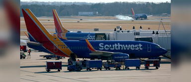 La compañía de aviones aún no se pronuncia respecto a la demanda. Mujer que fue expulsada de avión por sacarse la mascarilla exige 10 millones de dólares