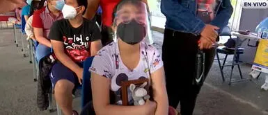 Menor de 9 años rindió homenaje a su padre fallecido por la COVID-19. Una menor fue a inocularse llevando el retrato de su papá fallecido por la COVID-19