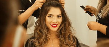 Korina Rivadeneira y conjunto floral Korina Rivadeneira nos muestra el poderío de los tonos vibrantes en imponente look retro