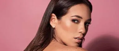 Jazmín Pinedo y su hermoso bikini en tono pastel Jazmín Pinedo irradia paz con sweet bikini acompañada del sunset en la playa destellando magia veraniega