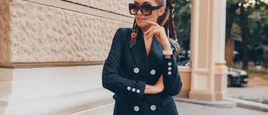 El Esmoquin como tendencia femenina El Esmoquin llega totalmente renovado y a apoderarse de todas las mujeres