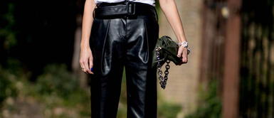 Pantalones de cuero del 2000 se apoderan nuevamente en este año Regresa la moda de los 2000 con los pantalones a la cadera con textura de cuero