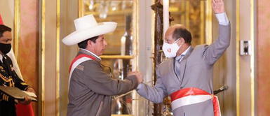 Héctor Valer tiene respaldo de Pedro Castillo pese a denuncia por violencia familiar Héctor Valer "tiene respaldo" de Pedro Castillo pese a denuncia por violencia familiar