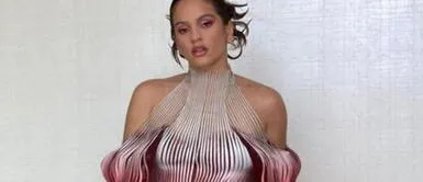 Rosalía y top cut out Rosalía trae de vuelta en videoclip Saoko audaz top vintage que usó Christina Aguilera