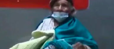 Anciana duerme dentro de un cajero automático en La Paz, Bolivia, esperando a que su hijo la recoja. Anciana espera junto a un cajero automático a que llegue su hijo: “Ya vendrá a recogerme”