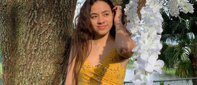 Melissa Lobatón y bikini psicodélico Melissa Lobatón posa junto a su novio con vibrante bikini que trae de vuelta moda de los 60