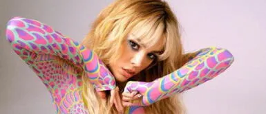 Danna Paola y jeans patchwork Danna Paola se une a la tendencia del patchwork con unos jeans acampanados de onda retro