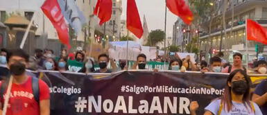 Marcha se desarrolló desde las 5:00 p.m. y la plaza San Martín sirvió como punto de concentración. “Por culpa del Congreso estamos en las calles”, jóvenes marchan en rechazo a la contrarreforma universitaria
