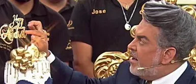 Andrés Hurtado: equipo de producción de su programa le celebra su cumpleaños. Andrés Hurtado se burla del gesto que tuvo su equipo por su cumpleaños: “solamente una torta de m…”
