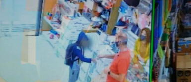 Entró a una librería a pedir un lápiz para ir al colegio y le regalaron una bolsa con útiles Niño pidió que le regalen un lápiz y le dieron una bolsa con útiles