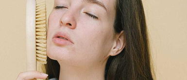 Cepillado en Seco para rostro El mejor tip del antienvejecimiento con el cepillado en Seco para obtener una piel de porcelana