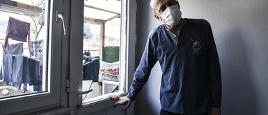 El turco lleva más de un año cumpliendo su cuarentena: nueve meses en el hospital y otros cinco en casa. COVID-19: hombre lleva aislado 14 meses tras dar positivo 78 veces