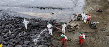Repsol aseguró que queda poco hidrocarburo por retirar del mar peruano. Repsol empieza a retirarse mientras el fondo marino sigue contaminado