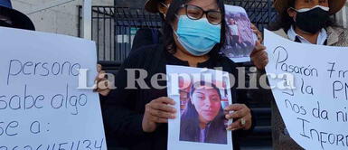 Familiares de la adolescente hizo plantón frente a la Corte Superior de Justicia. Arequipa: Madre busca hace 8 meses a su hija de 17 años