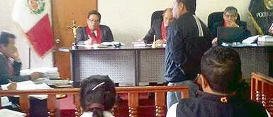 En el tribunal. Ángel Yldefonso (primero de la derecha) cuando formaba parte del tribunal que absolvió a dos narcotraficantes y a ocho policías antidrogas, a pesar de las evidencias entregadas. Foto: difusión Ministro de Justicia absolvió a policías vinculados con el narcotráfico