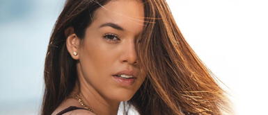 Jazmín Pinedo en bikini corrugado en tendencia color vino Jazmín Pinedo paraliza la playa con un bikini seductor corrugado destilando su encanto y coquetería