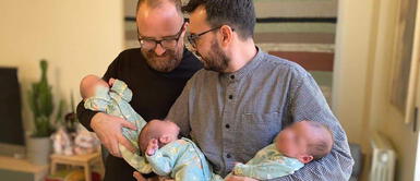 Pareja gay logró adoptar a trillizas 15 meses después de decidir ser padres Pareja gay logró adoptar a trillizas 15 meses después de decidir ser padres