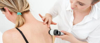 Los lunares en el cuerpo pueden tener muchos significados y razones para las mujeres. ¿Sabes por qué aparecen lunares en los senos y qué significan?