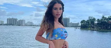 Flavia Laos y botas XL Flavia Laos deslumbra con look denim que lleva las botas acharoladas a otro nivel