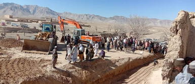 Niños se encuentra atrapado en un pozo de agua en Afganistán. Afganistán: crisis económica impide salvar a niño que cayó en un pozo de agua