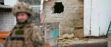 Un soldado ucraniano frente a la guardería bombardeada en Stanitsa Luganska, en el este de Ucrania, el 17 de febrero. Bombardeo en Ucrania: Rusia lanzó proyectiles cerca a un jardín de niños