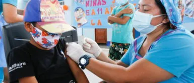 La médico pediatra enfatizó la importancia de completar el cronograma de vacunación de los menores ante el regreso a las clases presenciales. Foto: Minsa EsSalud insta vacunar a los niños contra todas las enfermedades ante el regreso a clases