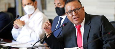 Ministros Condori busca eliminar restricciones en plena tercera ola. Ministro Hernán Condori busca ampliar aforo al 100% en espacios cerrados