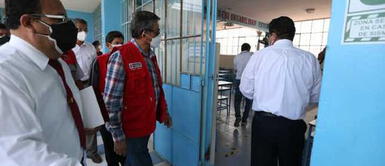Ministro se reúne con autoridades locales para supervisar situacion de colegios en Piura. Foto: Minedu Ministro criticó a padres de familia sobre aforos: “Para fiestas piden el 100%, pero para escuelas no”