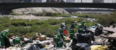Los residuos diarios terminan contaminando los ríos, mares y lagos a nivel nacional. Foto: Marco Cotrina/La República Minam afirma que casi el 40% de peruanos deposita su basura en ríos, lagos y mares