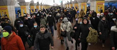 Ucranianos buscan salir de inmediato de su país. ¡Huyen de los ataques! Miles de ucranianos cruzan la frontera para refugiarse en Rumanía