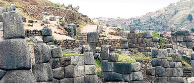 Sacsayhuaman es uno de los estupendos vestigios que dejó como herencia el imperio incaico. Ahora está amenazado por el voraz avance de emprendimiento inmobiliario. Denuncia: Investigan presunta lotización y venta de terrenos en Sacsayhuamán