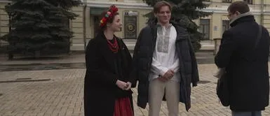 Una historia de amor en medio del caos de la guerra. Jóvenes se casaron el día en que Rusia bombardeó a Ucrania y ahora defienden juntos su territorio