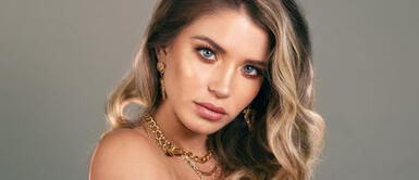 Flavia Laos enamora con bikini cuadros vichy Flavia Laos decide apoderarse del verano con un increíble bikini invadido de tendencias