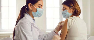 La vacunación contra la COVID-19 reduce el riesgo de enfermar gravemente y morir COVID-19: la importancia de la vacunación en los infantes y adolescentes para el retorno a clases