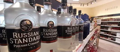 No quieren consumir bebida rusa como protesta por ataques a Ucrania. Video: Estados Unidos y Canadá toman drástica medida y retiran de sus tiendas botellas de vodka ruso