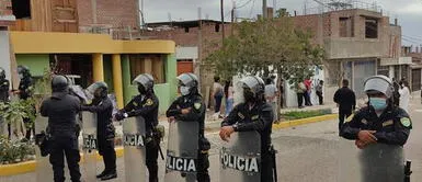 Enfrentamiento entre policías y vecinos por desalojo de anciano de 90 años. ¡Lo defienden! Vecinos se enfrentan a policías para evitar desalojo de anciano de 90 años