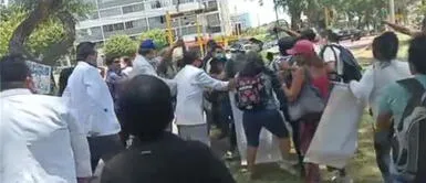 El desatado grupo en contra de la vacunación golpearon a la periodista, quien tuvo que ser defendida por otros presentes. Grupo de antivacunas golpean a periodista de Willax en plena transmisión en vivo