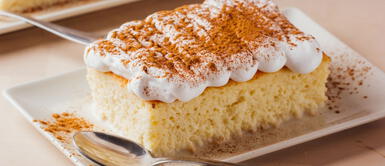 Prepara una rica torta tres leches en tu hogar de manera rápida y sencilla. ¿Cómo preparar la receta de torta de tres leches más rápida y cremosa?