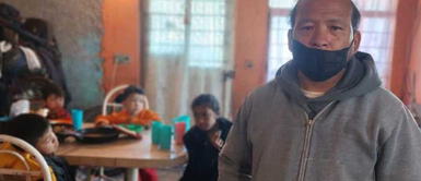 Padre soltero saca adelante a sus seis hijos; su esposa dijo que iba al mercado y no volvió Padre saca adelante a sus seis hijos; su esposa dijo que iba al mercado y no volvió