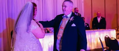 Padre sorprendió a su hija el día de su boda con la corbata de papel que le dio de niña. Padre sorprendió a su hija el día de su boda con la corbata de papel que le dio de niña