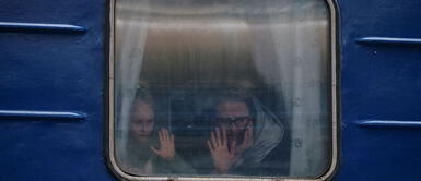 Familias se deben separar porque unos buscan refugio y otros deben quedarse a luchar por su país. Foto más viral en el mundo: Conoce la historia de la emotiva imagen de familias que huyen de la guerra