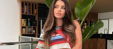 Flavia Laos con moda del Y2K Flavia Laos captura se envuelve en la moda de Y2K con un vibrante bikini junto a unos lentes y un peinado de la década