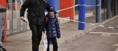 Niño ucraniano llegó solo a Eslovaquia con una bolsa, su pasaporte y un número escrito en su mano Niño ucraniano llegó solo a Eslovaquia con una bolsa, su pasaporte y un número escrito en su mano