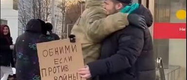 Tiktoker ruso se hace viral por pedir abrazos a personas que estén contra de la guerra con Ucrania. Tiktoker ruso se hace viral por pedir abrazos a personas que estén contra de la guerra con Ucrania