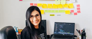 Código M es un proyecto que impulsa a miles de mujeres latinoamericanas al mundo de la tecnología. Laboratoria crea Código M para impulsar a las mujeres latinoamericanas en la tecnología