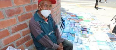 Aquiles es un adulto mayor que trabaja desde las 6 de la mañana vendiendo libros. Viral: Conoce la historia de Aquiles, un anciano que se gana la vida vendiendo libros a 2 soles