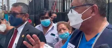 Hernán Condori entrega su tarjeta a padre que reclamaba atención en hospital del Niño Hernán Condori entrega su tarjeta a padre que reclamaba atención en hospital del Niño